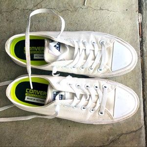White canvas Converse AllStar Chuck Taylor II